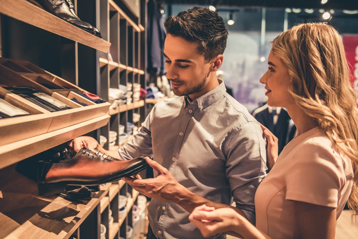 Couple choisissant des chaussures de confort en magasin