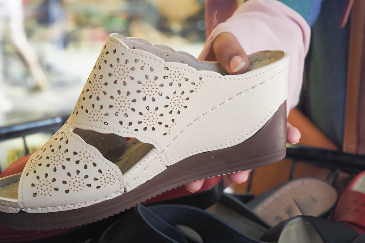 Sandale orthopédique de confort tenue en main