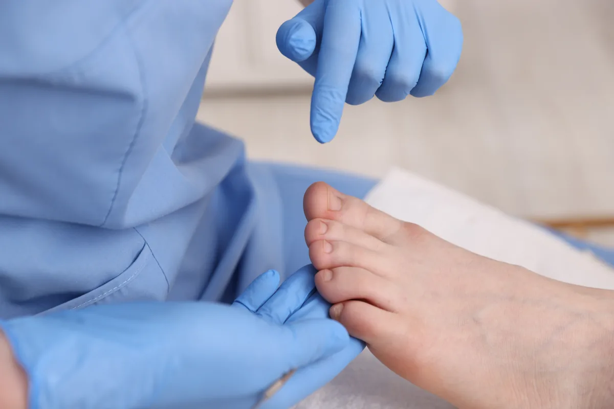 Examen du pied par un podologue – Delcros Chausseur