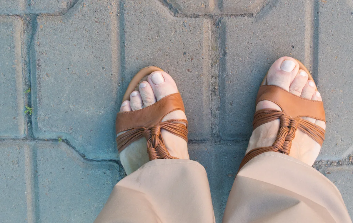 Pieds en sandales confortables, concept voyage et été