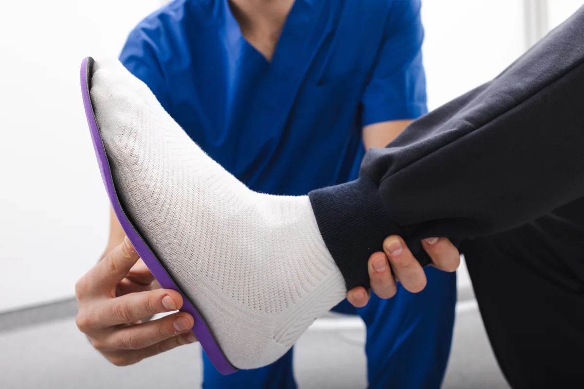Semelle orthopédique sur mesure essayée par un professionnel - Delcros